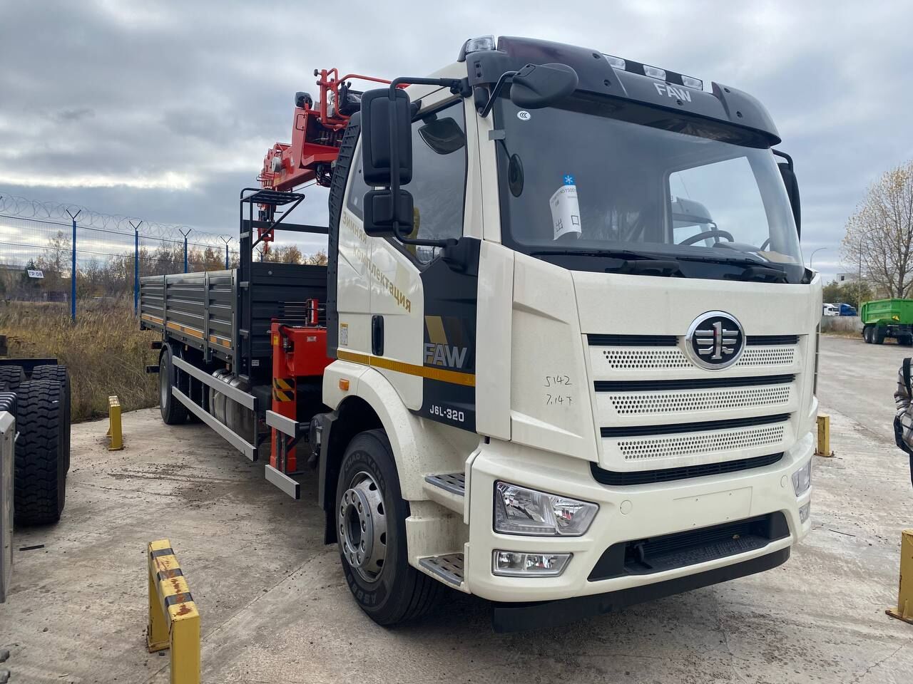 Бортовой грузовик FAW J6L 4х2 с КМУ Kanglir 1256