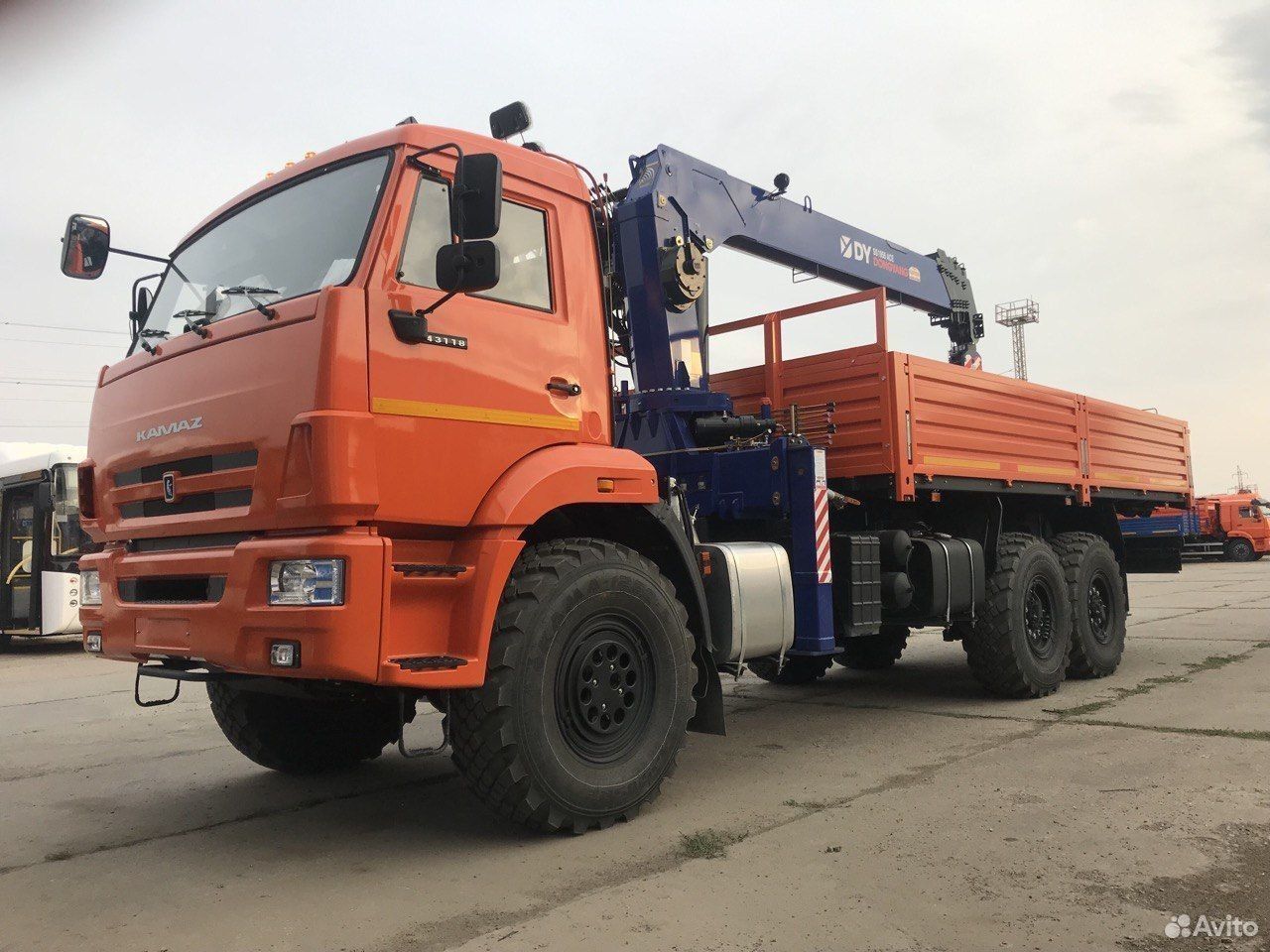 Бортовой автомобиль КАМАЗ 43118 с КМУ DongYang SS1956