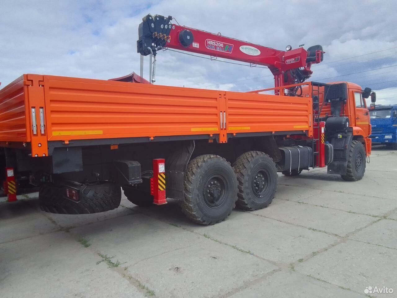 Бортовой автомобиль КАМАЗ 43118-50 с КМУ Horyong 206